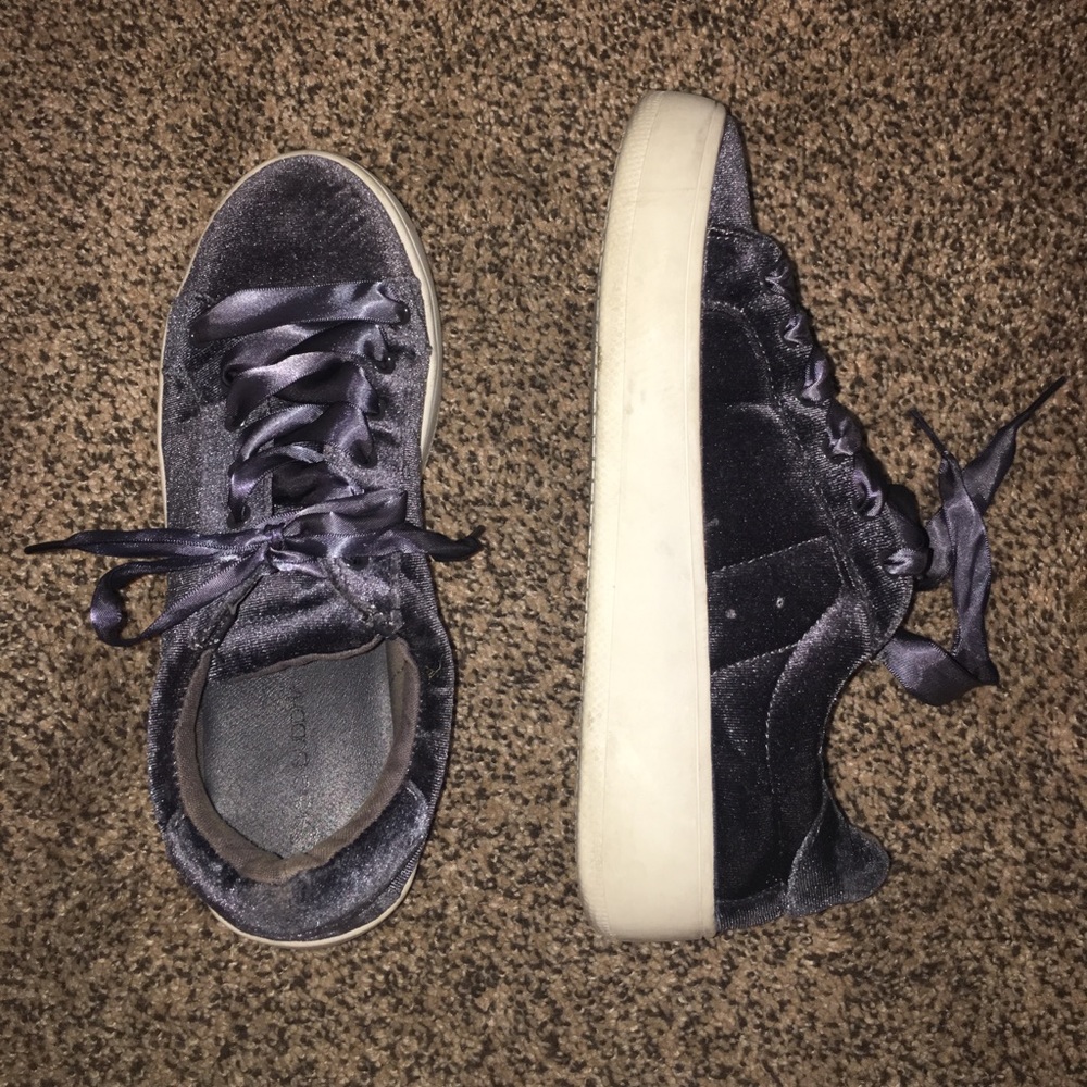 Blue velvet sneakers